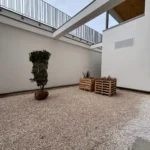 maison-medicale-ermont-patio-gravier-arbre-et-bacs-bois