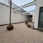 maison-medicale-ermont-patio-gravier-arbres